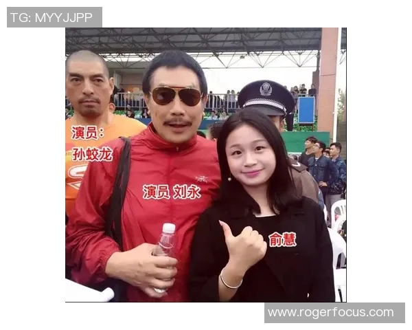 女演员与足球明星亲密合影展现星光璀璨的友谊与魅力